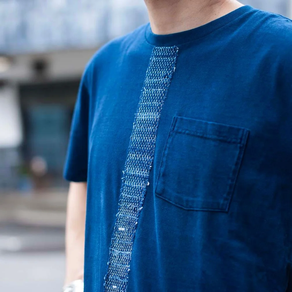 裂き織りの立体的な装飾を施したインディゴ染めのTシャツ | BLUE BLUE 
