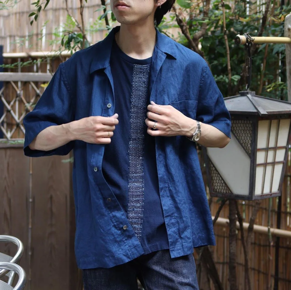 Indigo-dyed T-shirt with three-dimensional ripped decoration 